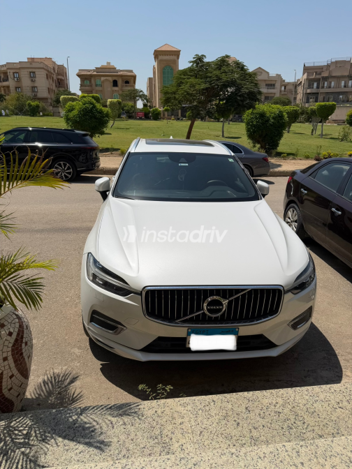 فولفو XC60 2021 أبيض أوتوماتيك مستعملة للبيع في القاهرة الكبرى ( القاهرة - الجيزة) - 2