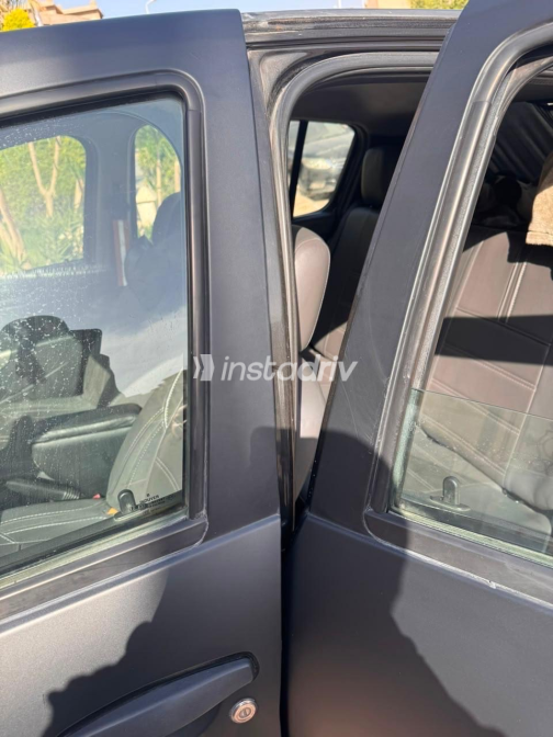 Renault Sandero 2011 Black Manual Used for Sale in Greater Cairo ( Cairo + Giza) - 3