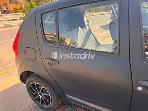 Renault Sandero 2011 Black Manual Used for Sale in Greater Cairo ( Cairo + Giza) - 4