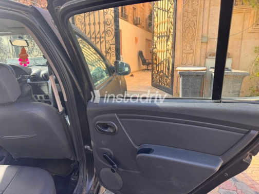 Renault Sandero 2011 Black Manual Used for Sale in Greater Cairo ( Cairo + Giza) - 10