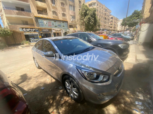 Hyundai Accent 2013 Silver Automatic Used for Sale in Greater Cairo ( Cairo + Giza) - 3