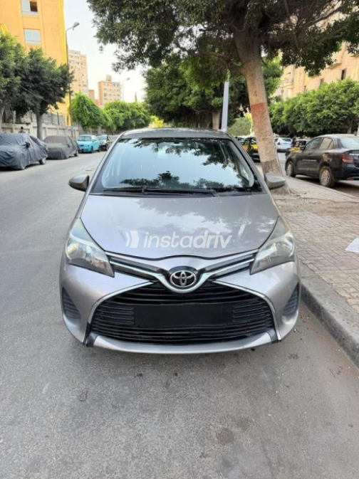 تويوتا ياريس 2015 شامبين أوتوماتيك مستعملة للبيع في الإسكندرية - 1
