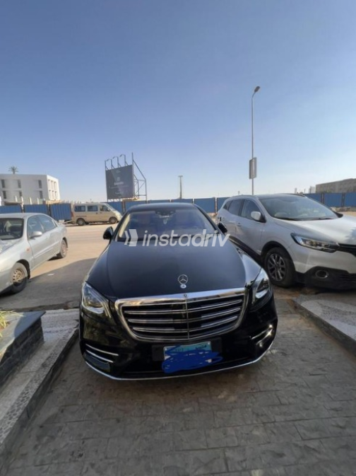 Mercedes 560 2019 Black Automatic Used for Sale in Cairo - 6