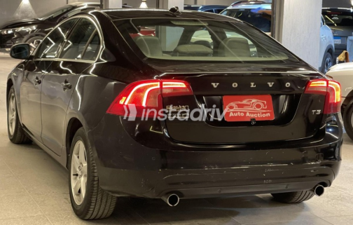 فولفو S60 2018 أسود أوتوماتيك مستعملة للبيع في القاهرة - 4