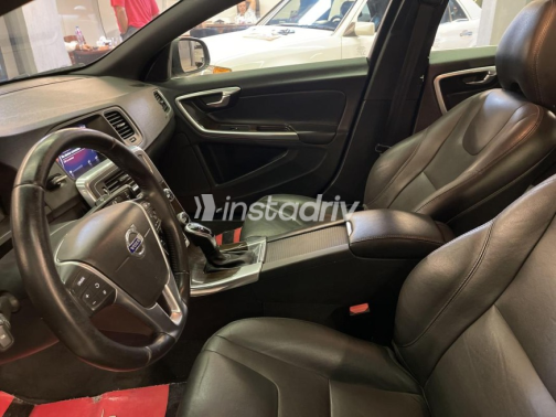 فولفو S60 2018 أسود أوتوماتيك مستعملة للبيع في القاهرة - 9