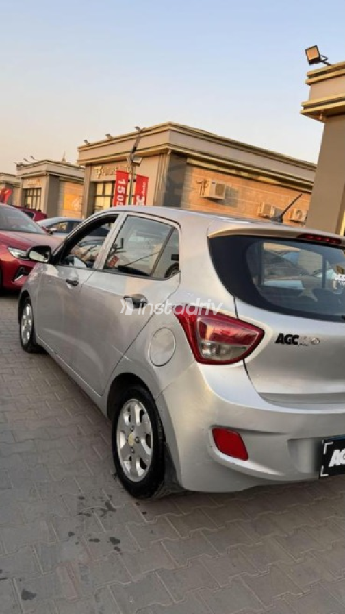 Hyundai I10 2015 Silver Automatic Used for Sale in Nasr city - 3