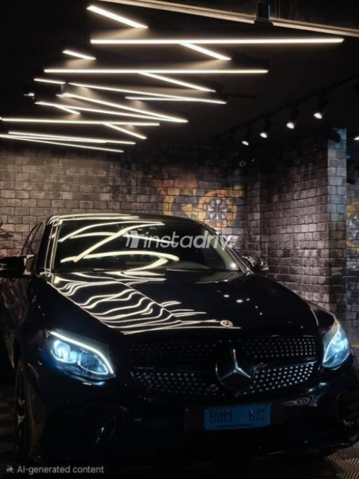 مرسيدس GLC 300 2018 أزرق غامق أوتوماتيك مستعملة للبيع في القاهرة - 2