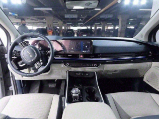 Kia Carnival 2024 White Automatic Used for Sale in Greater Cairo ( Cairo + Giza)