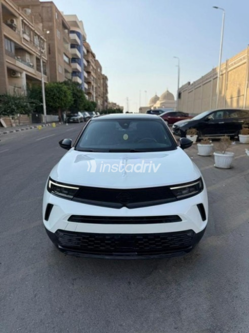 اوبل موكا 2023 أبيض أوتوماتيك مستعملة للبيع في مصر الجديدة - 2