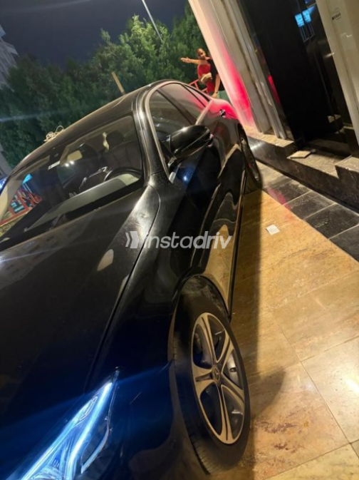 Mercedes E 200 2020 Black Automatic Used for Sale in Nasr city - 2
