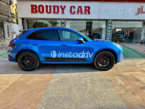 Porsche Macan 2017 Dark Blue Automatic Used for Sale in Cairo - 3