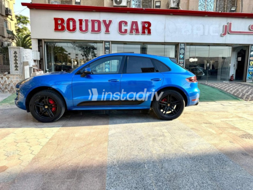 Porsche Macan 2017 Dark Blue Automatic Used for Sale in Cairo - 4