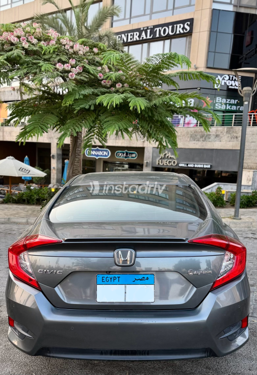 Honda Civic 2020 Gray Automatic Used for Sale in Greater Cairo ( Cairo + Giza) - 3