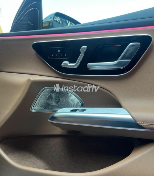 مرسيدس E 200 2025 أسود أوتوماتيك مستعملة للبيع في مدينة الشيخ زايد - 6