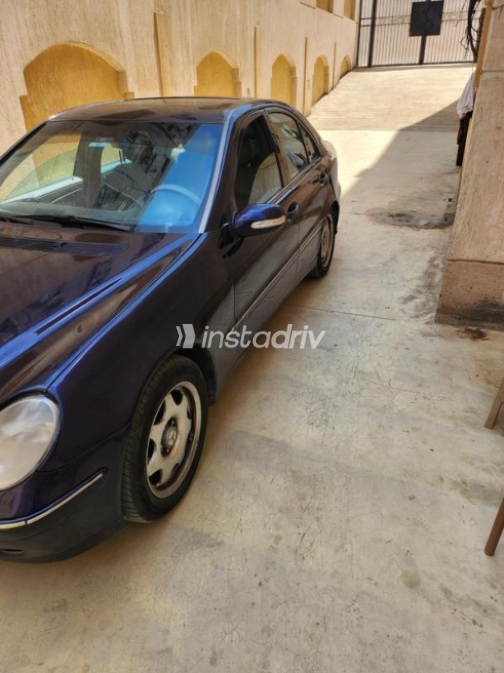 مرسيدس 200 2001 أزرق أوتوماتيك مستعملة للبيع في الشروق - 2