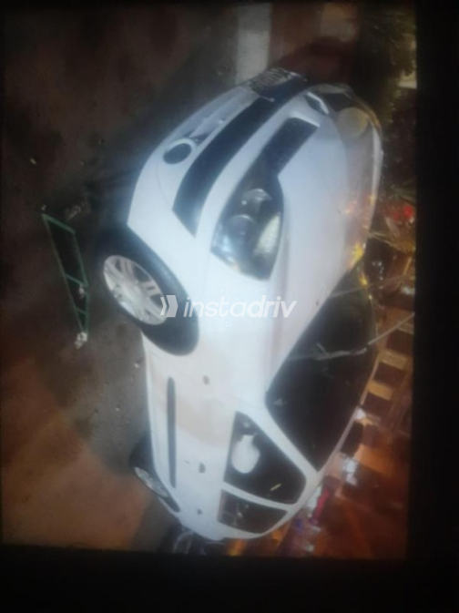 Renault Clio 2003 White Automatic Used for Sale in Nasr city - 1