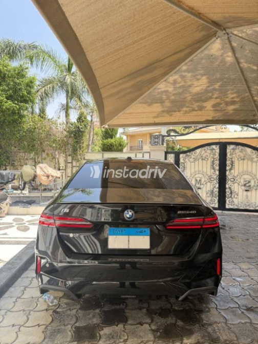 بي ام دبليو I5 2025 أسود أوتوماتيك مستعملة للبيع في مدينتى - 1