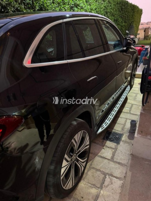 مرسيدس E 350 2023 أسود أوتوماتيك مستعملة للبيع في القاهرة - 3