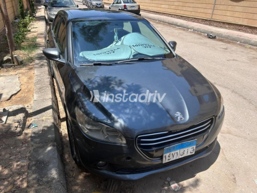 بيجو 301 2014 رمادي غامق أوتوماتيك مستعملة للبيع في العبور - 1