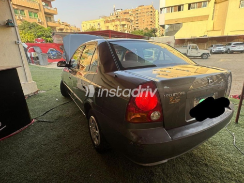 هيونداي فيرنا 2012 رمادي غامق أوتوماتيك مستعملة للبيع في المقطم - 2