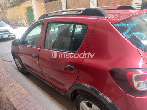 Renault Sandero Step Way 2016 Red Automatic Used for Sale in Greater Cairo ( Cairo + Giza) - 3
