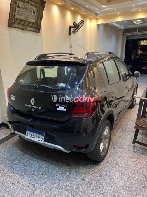 Renault Sandero Step Way 2018 Gray Automatic Used for Sale in Greater Cairo ( Cairo + Giza) - 4
