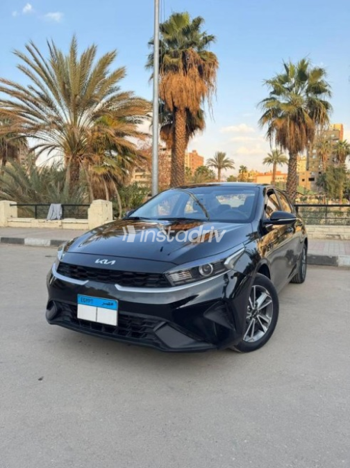 كيا سيراتو 2022 أسود أوتوماتيك مستعملة للبيع في الإسكندرية - 1