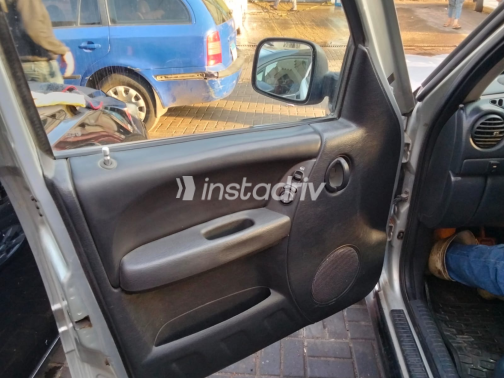 Jeep Liberty 2003 Silver Manual Used for Sale in Greater Cairo ( Cairo + Giza) - 6