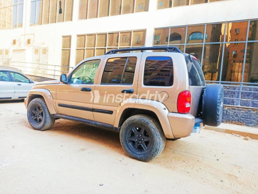 Jeep Liberty 2006 Gold Automatic Used for Sale in Cairo - 5