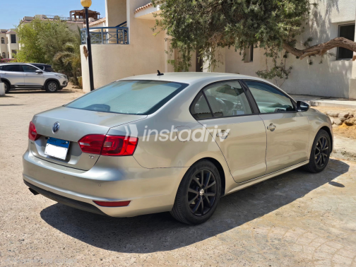 Volkswagen Jetta 2014 Champagne Automatic Used for Sale in Greater Cairo ( Cairo + Giza) - 4