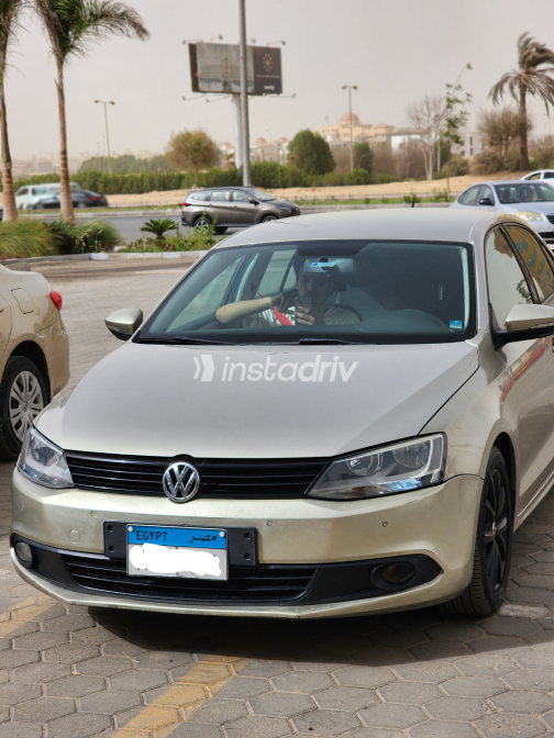 Volkswagen Jetta 2014 Champagne Automatic Used for Sale in Greater Cairo ( Cairo + Giza) - 5