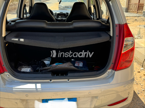 Hyundai I10 2014 Silver Automatic Used for Sale in Greater Cairo ( Cairo + Giza) - 3