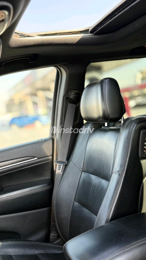 Jeep Grand Cherokee 2016 Black Automatic Used for Sale in Greater Cairo ( Cairo + Giza) - 8