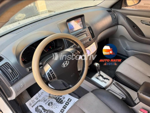 Hyundai Avante 2010 Silver Automatic Used for Sale in Nasr city - 9