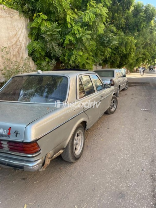 Mercedes 230 1984 Silver Automatic Used for Sale in Al Shorouk - 3