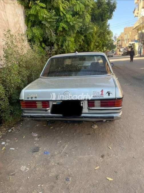 Mercedes 230 1984 Silver Automatic Used for Sale in Al Shorouk - 4