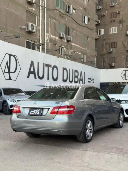 Mercedes E 250 2012 Gold Automatic Used for Sale in Nasr city - 10