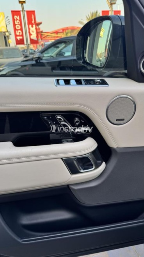 Land Rover Range Rover Vogue 2020 Black Automatic Used for Sale in Nasr city - 2