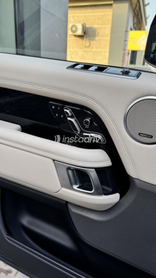 Land Rover Range Rover Vogue 2020 Black Automatic Used for Sale in Nasr city - 3