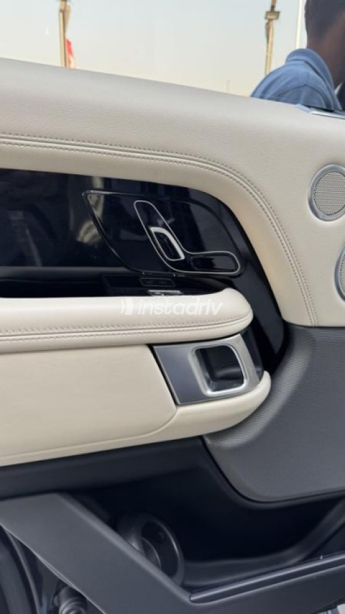 Land Rover Range Rover Vogue 2020 Black Automatic Used for Sale in Nasr city - 9