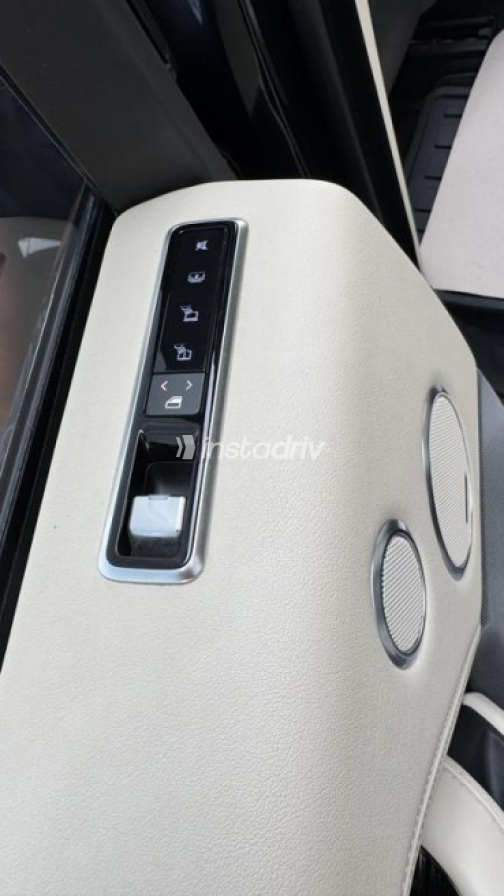 Land Rover Range Rover Vogue 2020 Black Automatic Used for Sale in Nasr city - 10