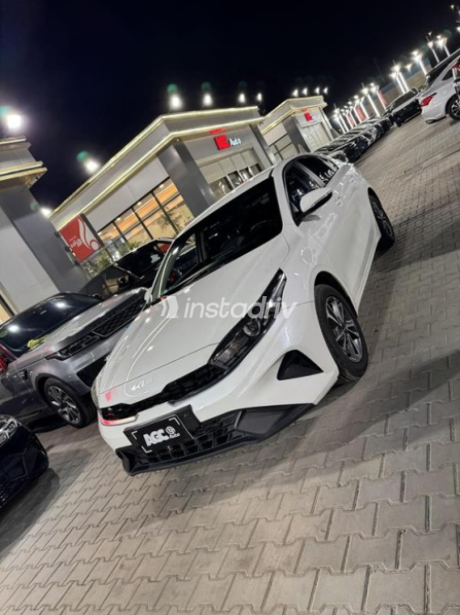 كيا K3 2022 أبيض أوتوماتيك مستعملة للبيع في مدينة نصر - 3