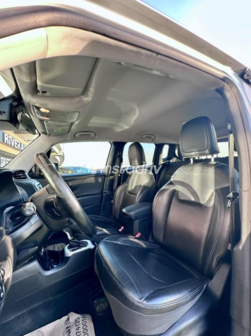 Jeep Renegade 2016 Silver Automatic Used for Sale in Cairo - 10