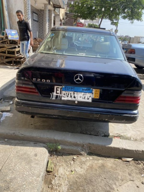 Mercedes 200 1988 Blue Automatic Used for Sale in Alexandria - 8