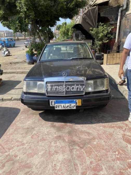 Mercedes 200 1988 Blue Automatic Used for Sale in Alexandria - 9
