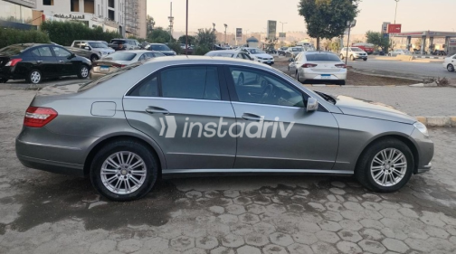 Mercedes E 300 2010 Gray Automatic Used for Sale in Maadi - 2