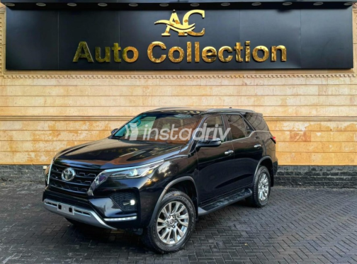 Toyota Fortuner 2023 Black Automatic Used for Sale in Nasr city - 3