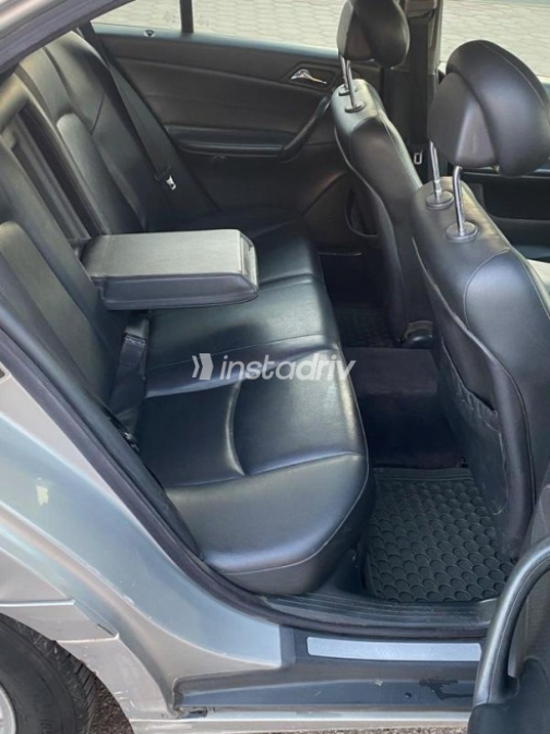 Mercedes C 180 2004 Silver Automatic Used for Sale in Nasr city - 8