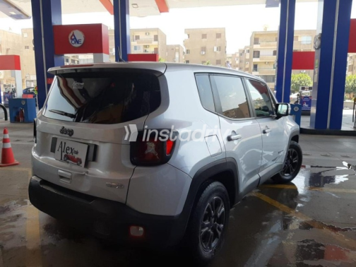 جيب رينيجيد 2021 فضي أوتوماتيك مستعملة للبيع في مدينة نصر - 2