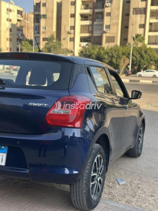 سوزوكى سويفت 2022 أزرق غامق أوتوماتيك مستعملة للبيع في مدينة نصر - 2